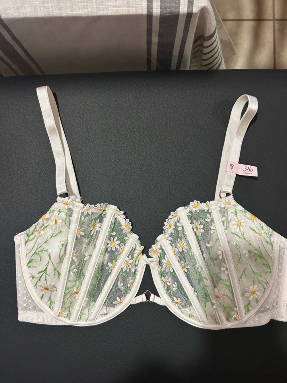 Victoria's Secret Dream Angels White Daisy Embroidered Underwire Bra 38D